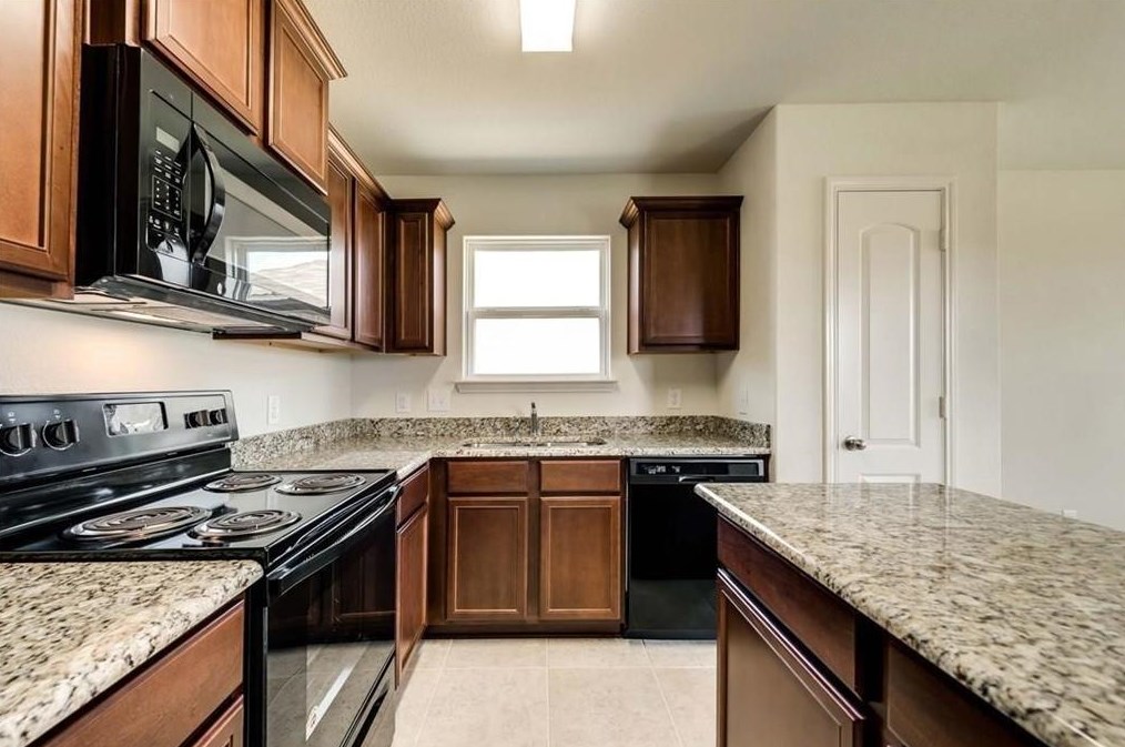 1613 Park Trails Blvd, Princeton, TX 75407