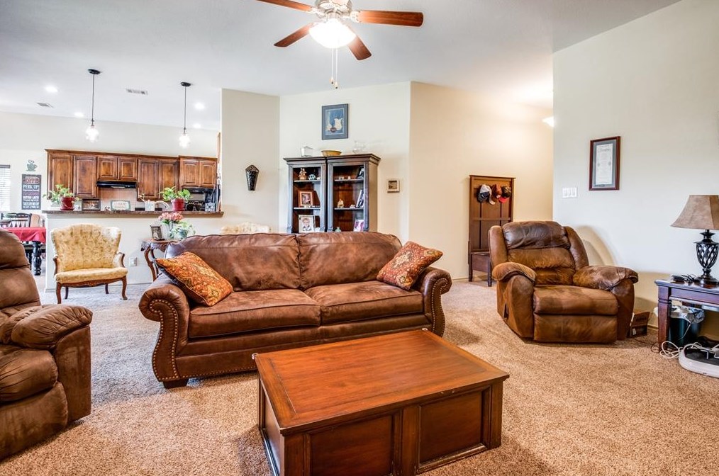 917 Regency Ct, Denton, TX 76210