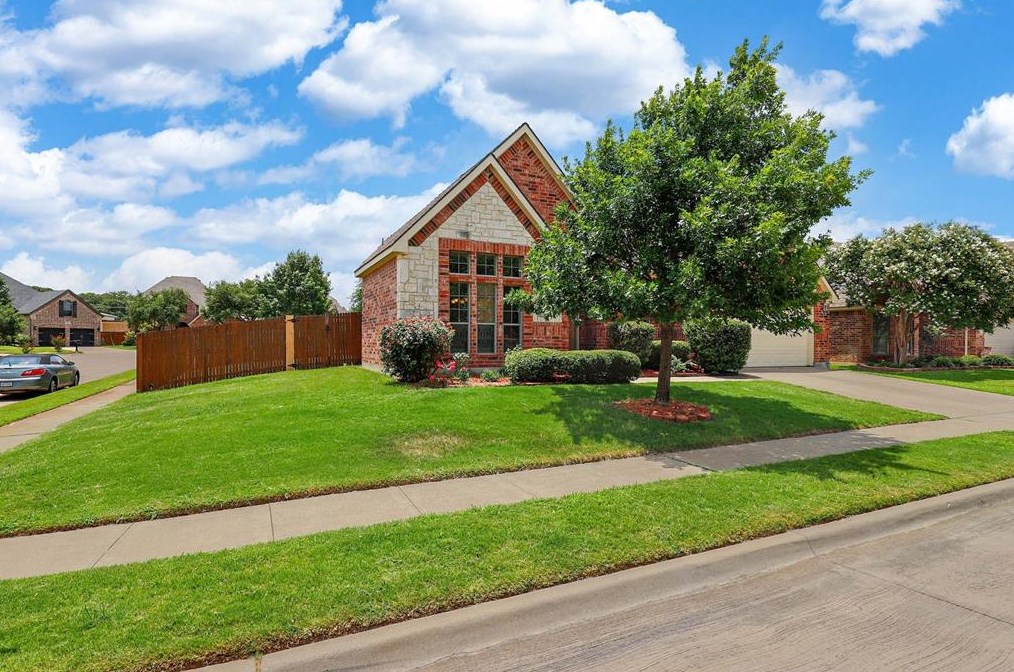 208 Edinborough Dr, Euless, TX 76039