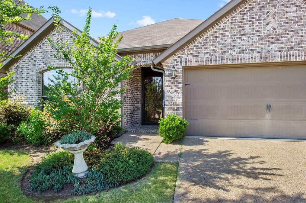 909 Lake Meadow Ln, Oak Point, TX 75068