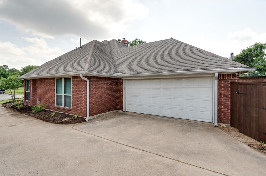 2942 Woodland Hills Dr, Grapevine TX  76051-6426 exterior