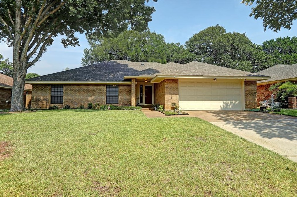 1227 Brookfield Ln, Midlothian, TX 76063
