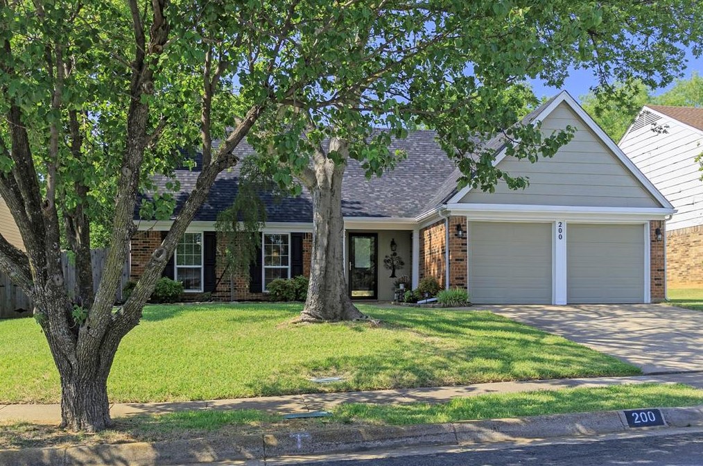 200 Wildbriar St, Euless, TX 76039