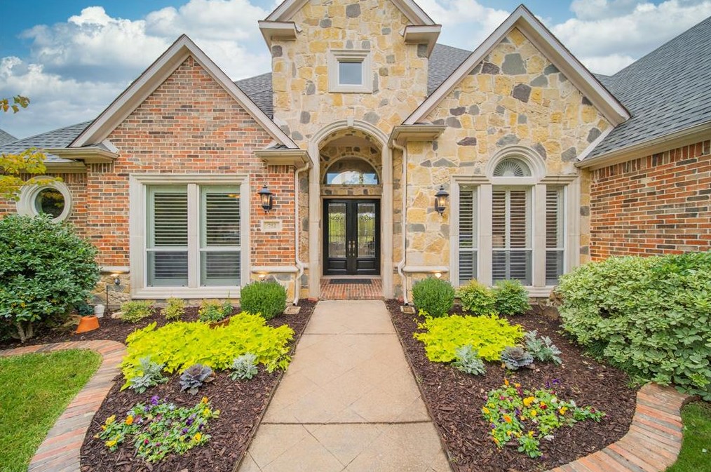 712 Castle Creek Dr, Coppell, TX 75019-6107