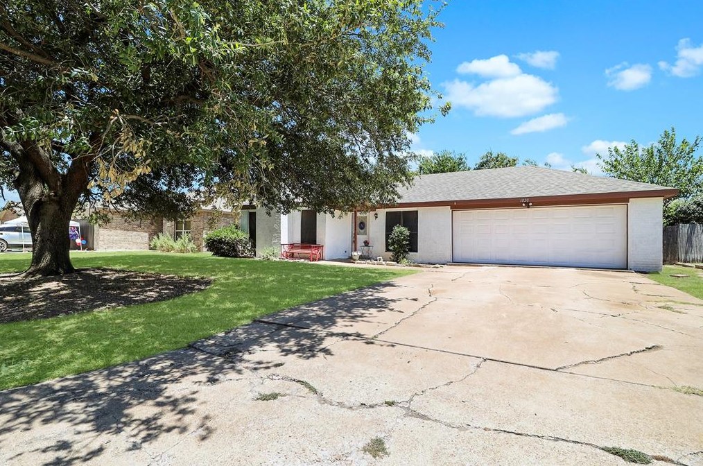 1820 Carrington Dr, Oak Leaf, TX 75154-8622