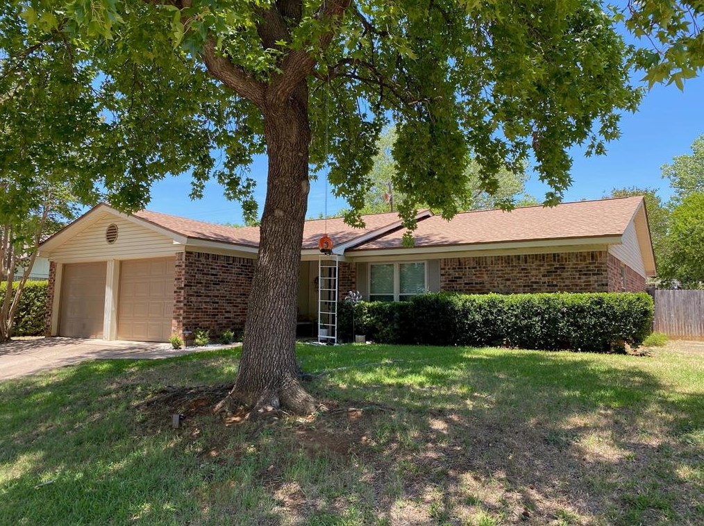 900 Rockwall Dr, Euless, TX 76039