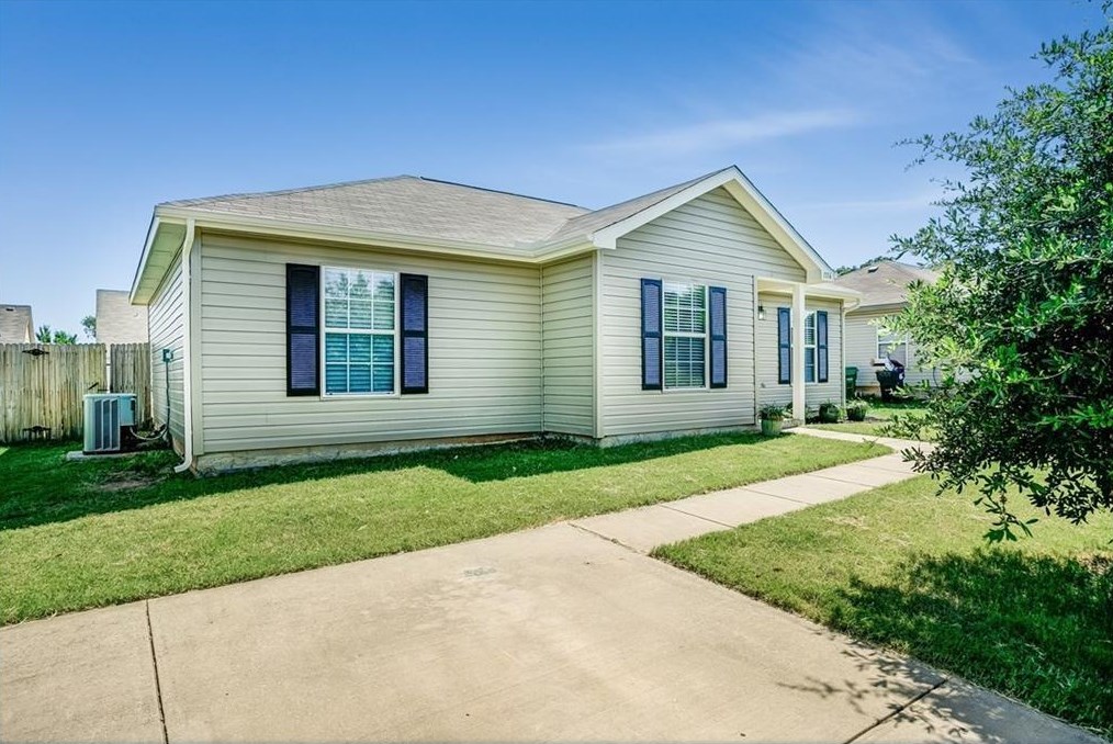 1716 Red Oak Ct, Denton, TX 76209