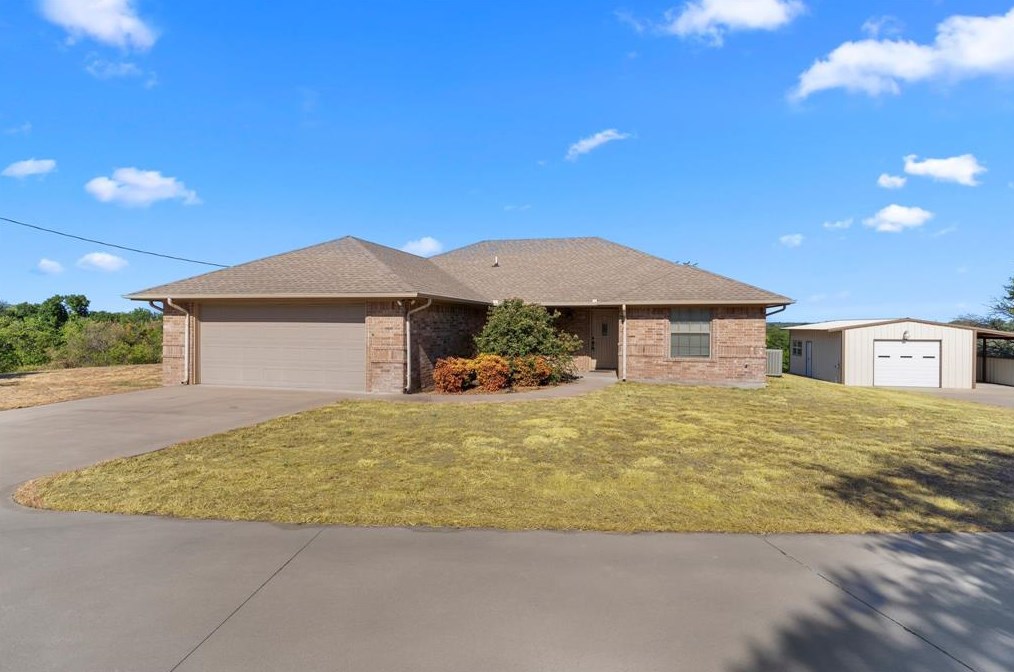 210 Davis Ln, Weatherford, TX 76088