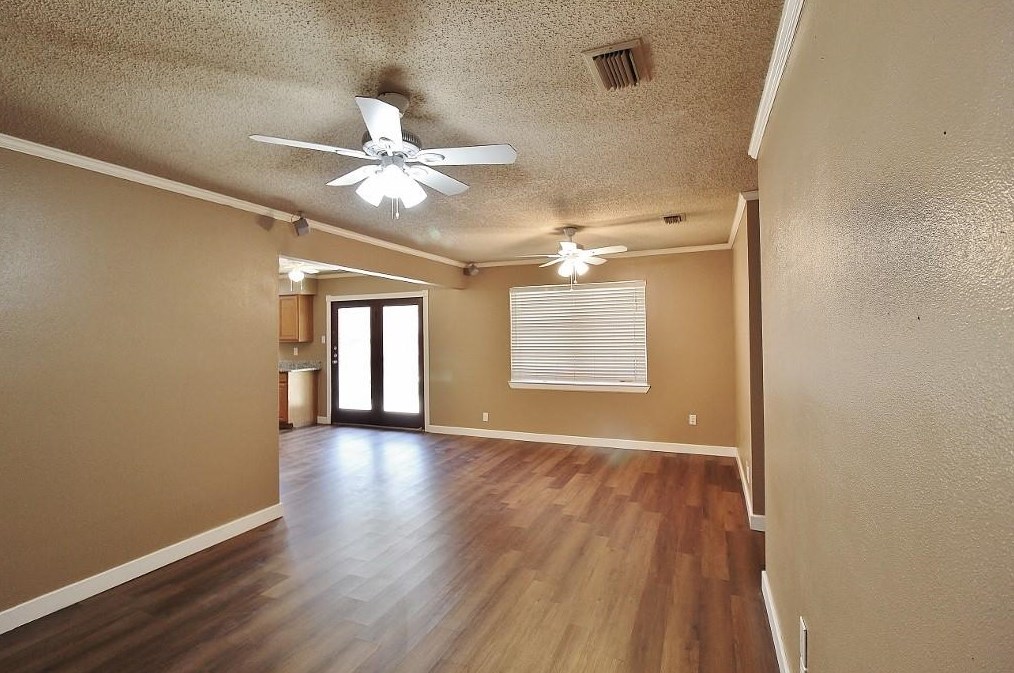 314 Hawthorne Ln, Grand Prairie TX  75052-5143 exterior