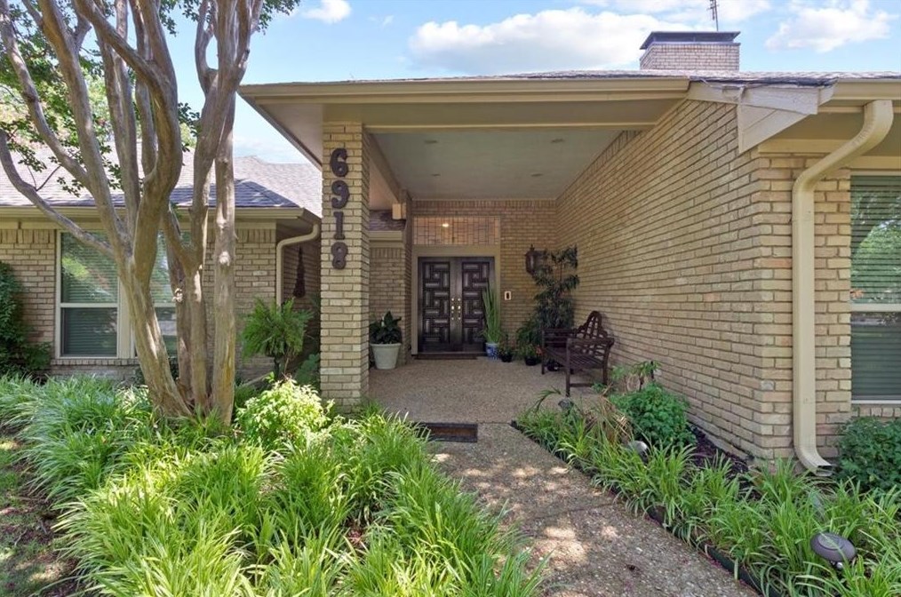 6918 Spanky Branch Dr, Dallas, TX 75248-1528