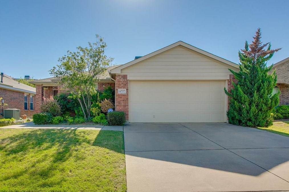 6737 Friendsway Dr, Fort Worth, TX 76137