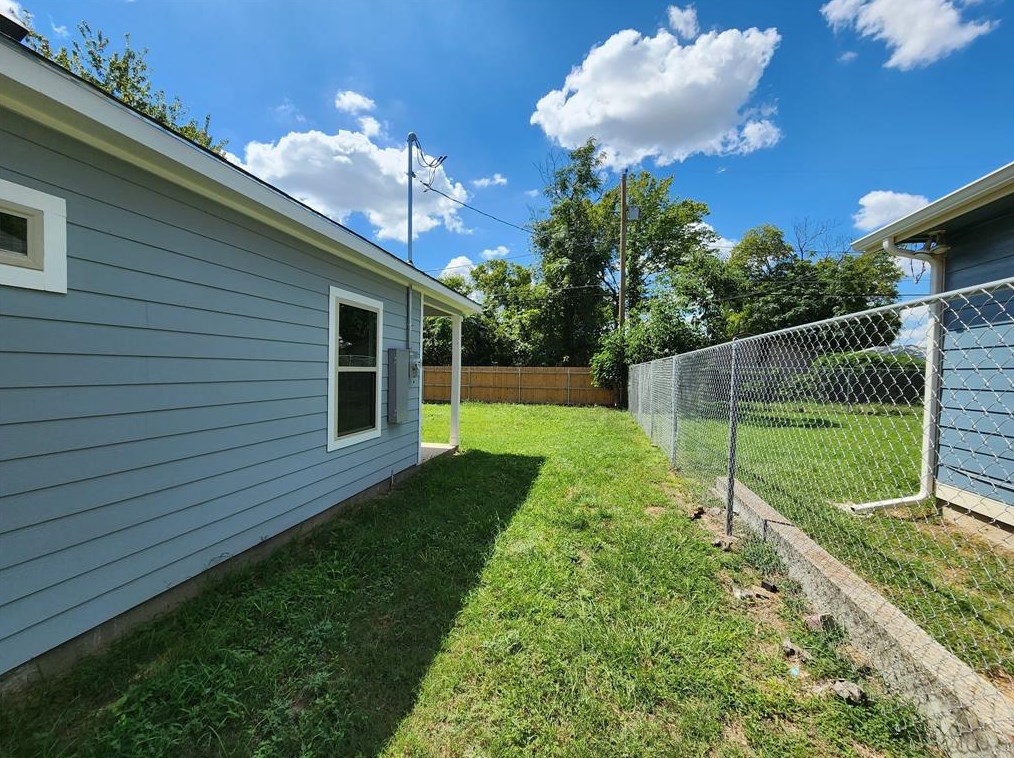 7919 Hull Ave, Dallas TX 75216-4133 exterior