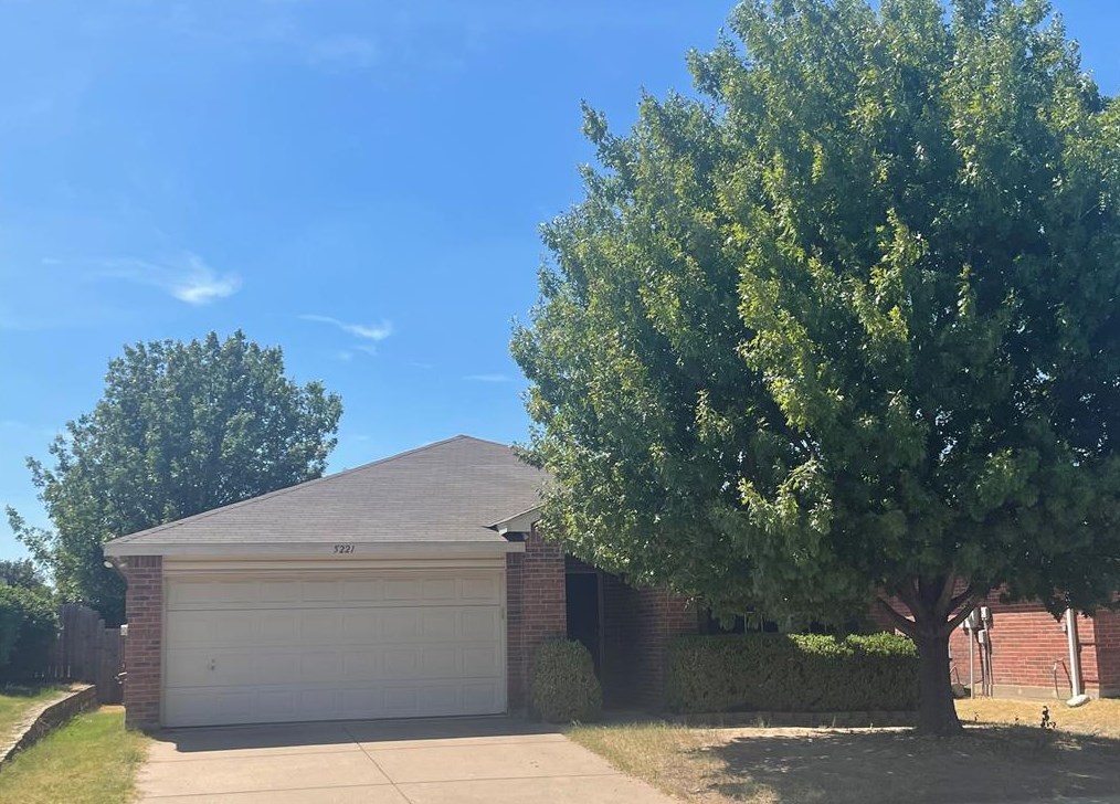5221 Prestwick Dr, Fort Worth, TX 76135