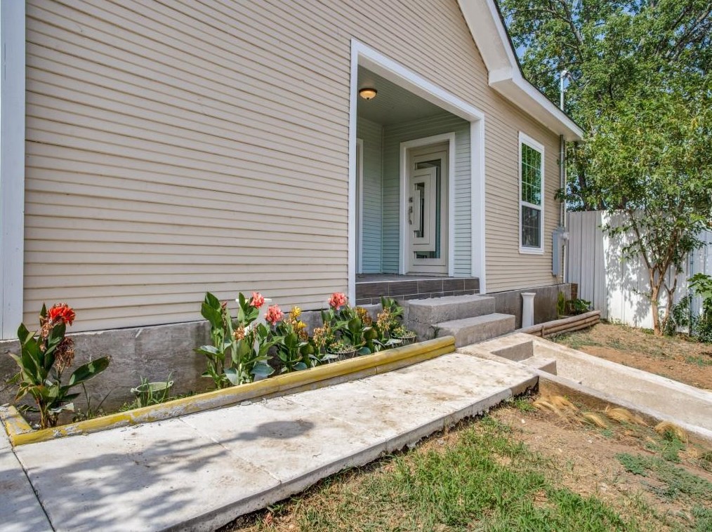 912 W 8th St, Dallas, TX 75208