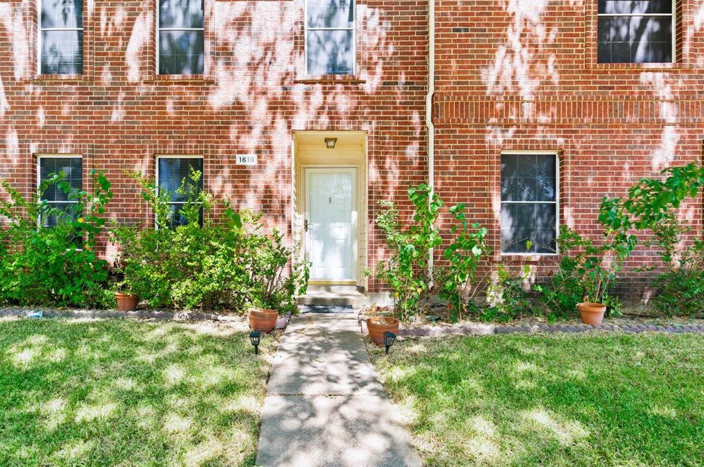 1618 Rancho Dr, Mesquite, TX 75149-6076