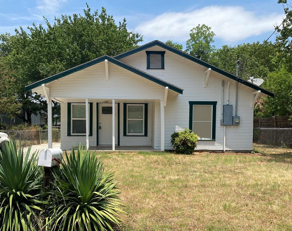 1305 E Chambers St, Cleburne, TX 76031