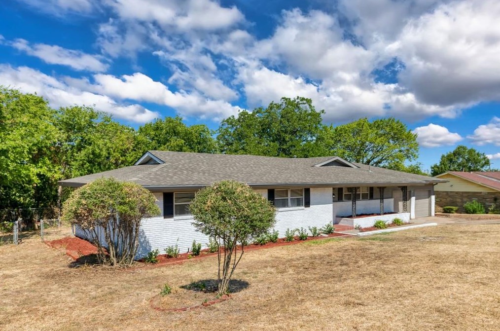 4516 Rolling Hills Dr, Fort Worth, TX 76119