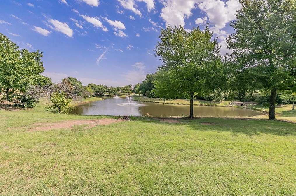 411 Sunnyside Ln, Oak Leaf, TX 75154-8847