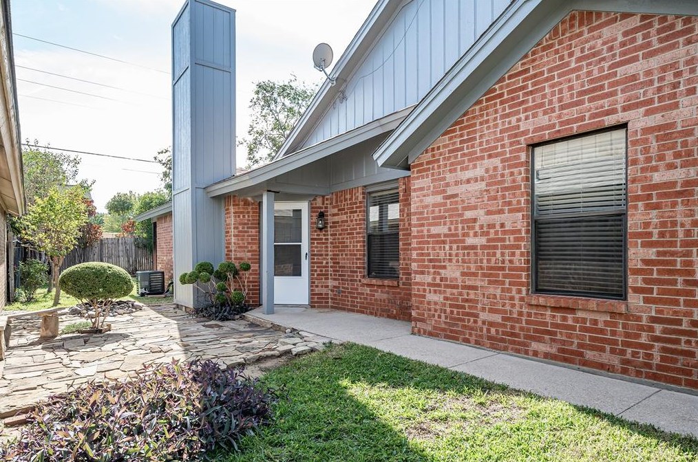 418 Sycamore Ln, Euless, TX 76039