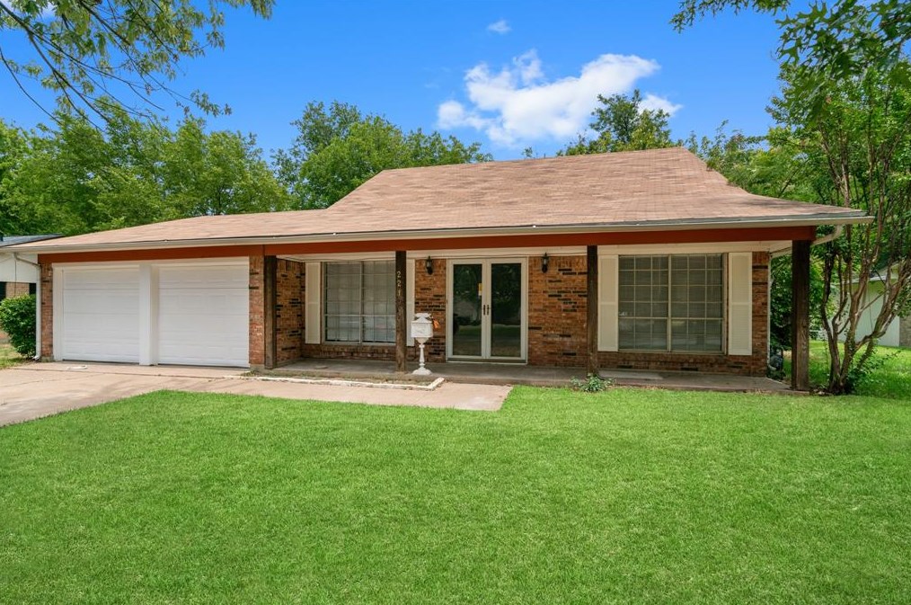 221 Smith St, Burleson, TX 76028