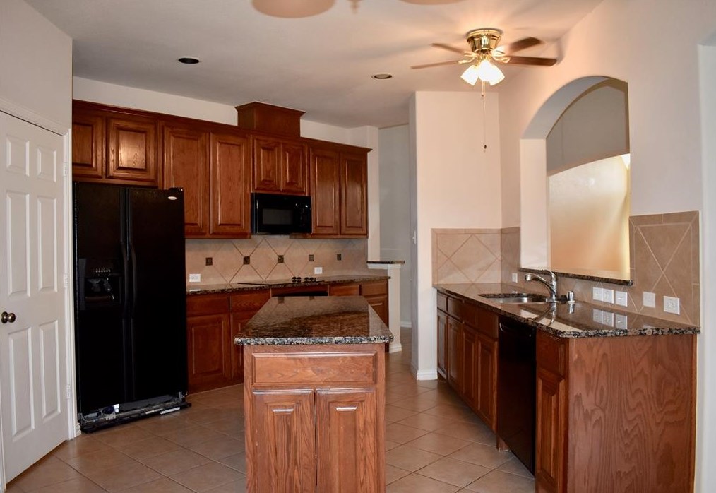 384 Spring Meadow Dr, Mckinney TX  75069-6814 exterior