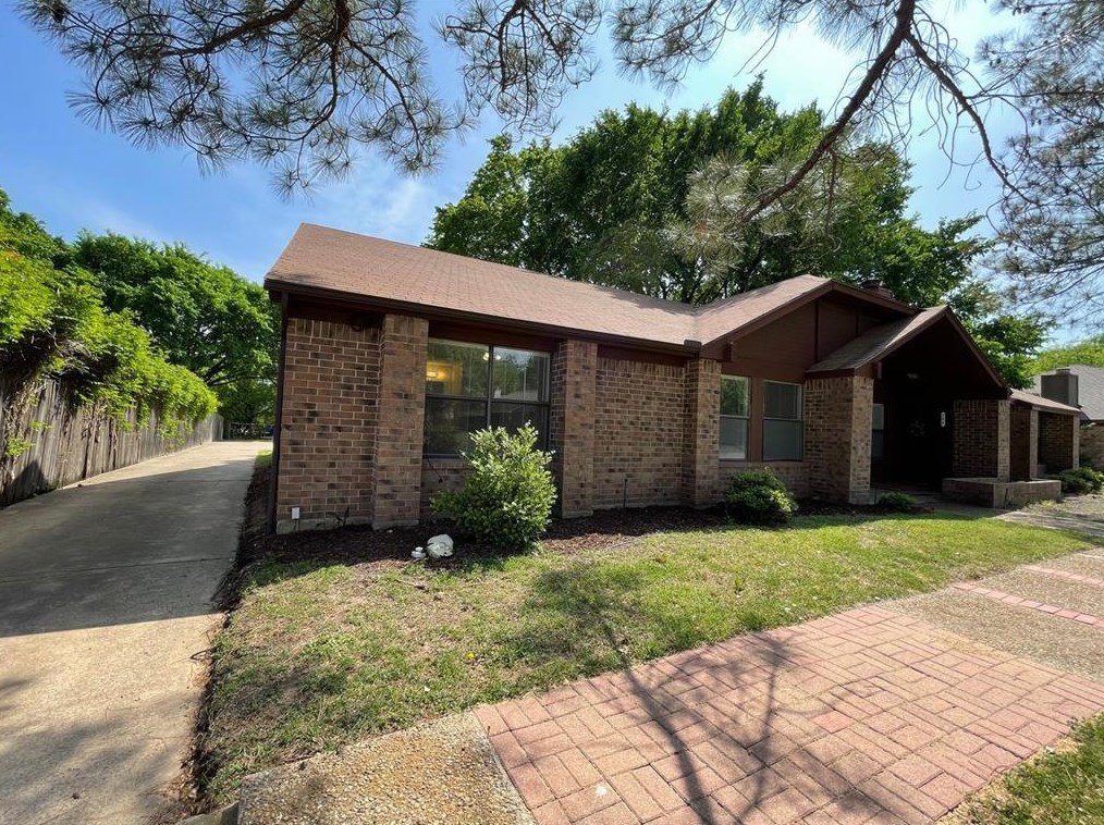 210 E Denton Dr, Euless, TX 76039
