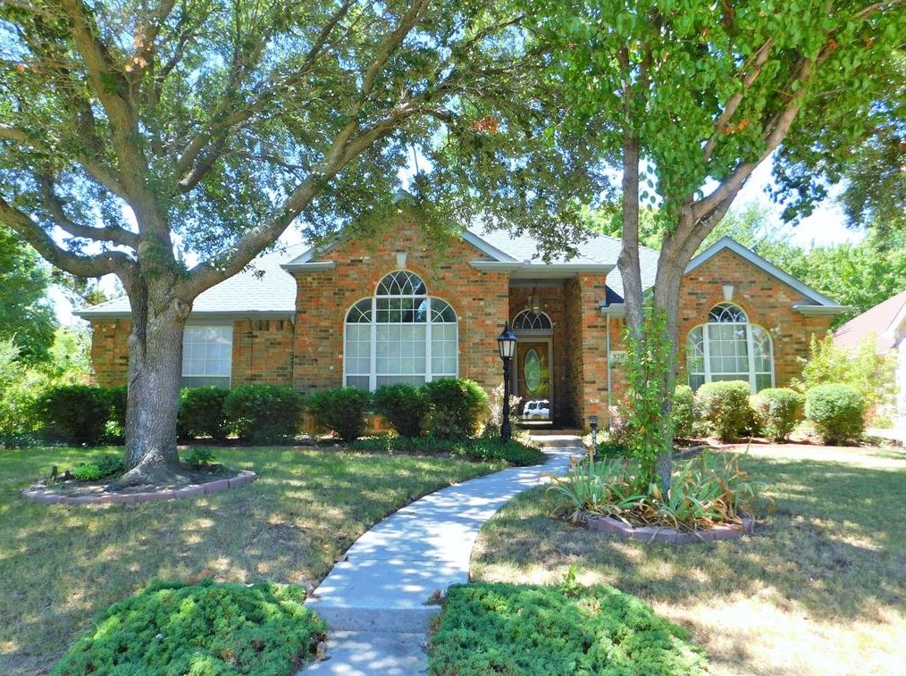 828 Abbots Ln, Denton, TX 76205