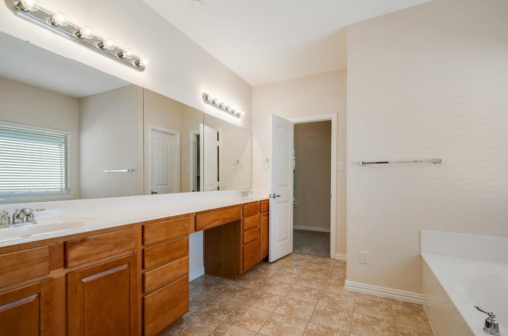 8732 Paradise Dr, Mckinney TX 75070-6431 exterior