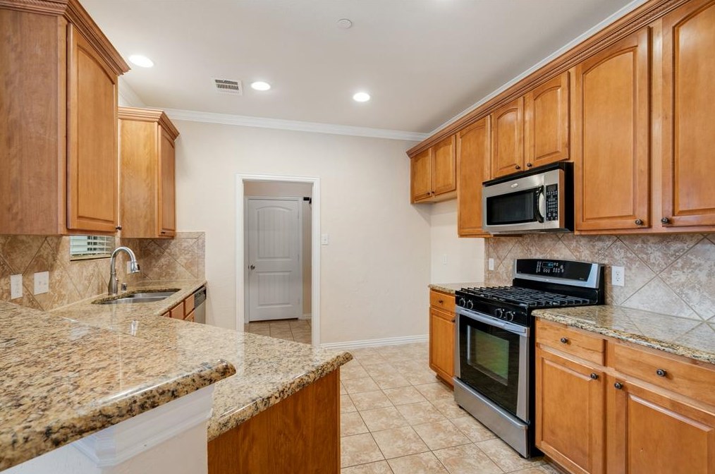 8732 Paradise Dr, Mckinney TX 75070-6431 exterior