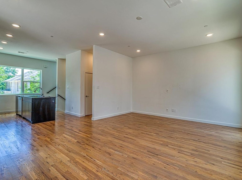 427 W 10th St #101, Dallas, TX 75208