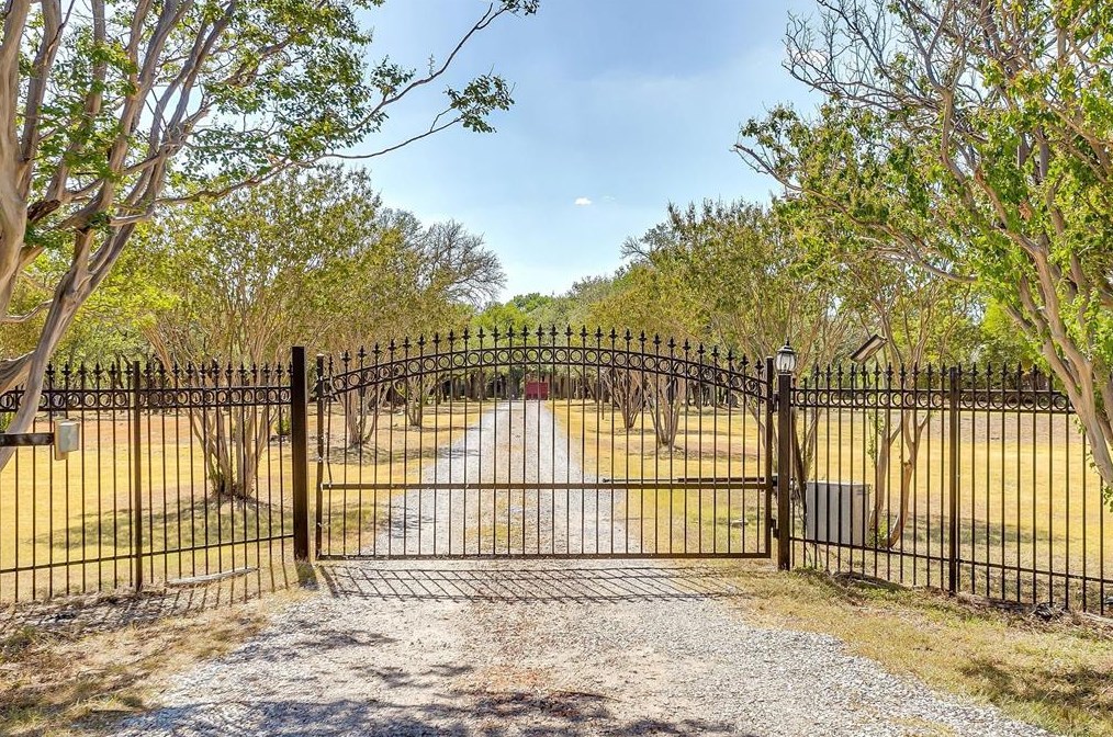 9433 Dickson Rd, Fort Worth, TX 76179