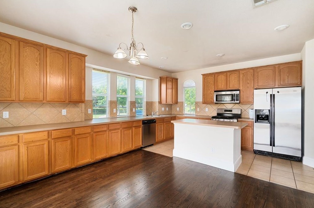 1204 Port Royal Ct, Aubrey, TX 76227