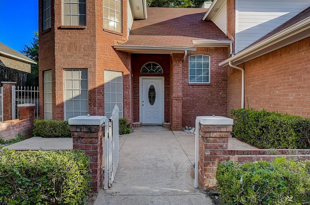 821 Twin Creek Dr, Midlothian, TX 76063