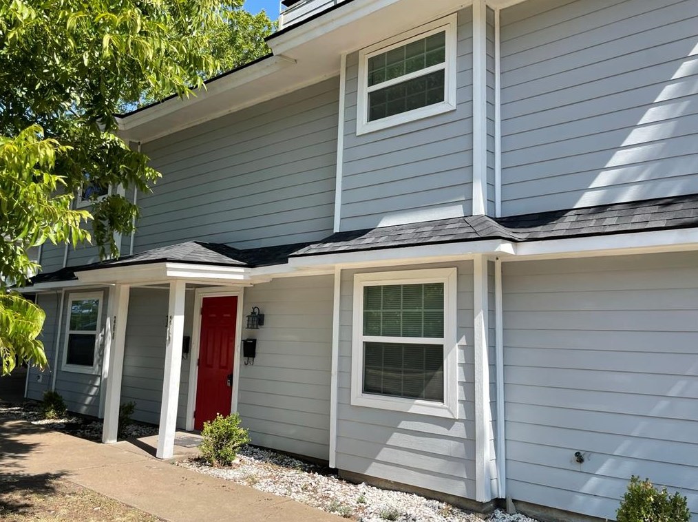 208 E Rucker St, Granbury, TX 76048