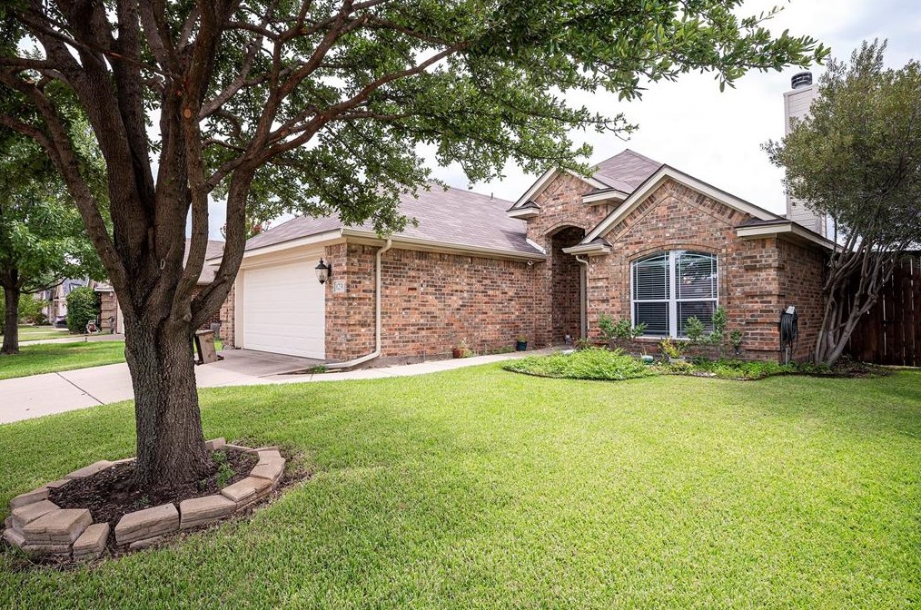 8230 Winter Falls Tr, Hurst, TX 76053