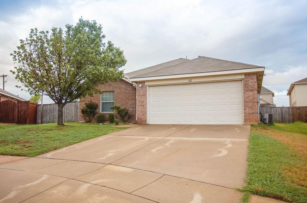 612 Pineview Ln, Fort Worth, TX 76140