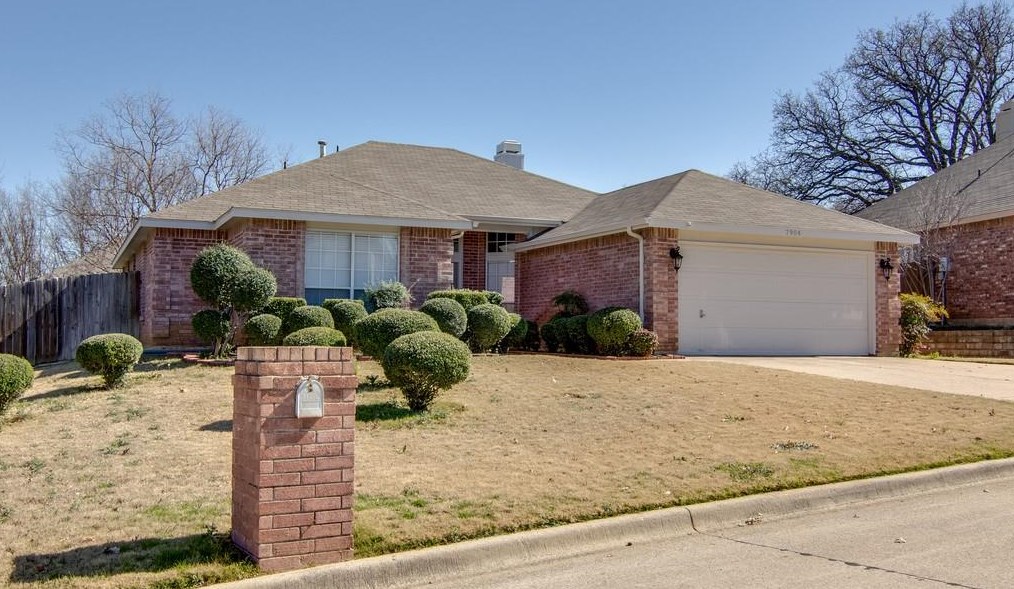 7904 Whispering Woods Ln, Fort Worth, TX 76182