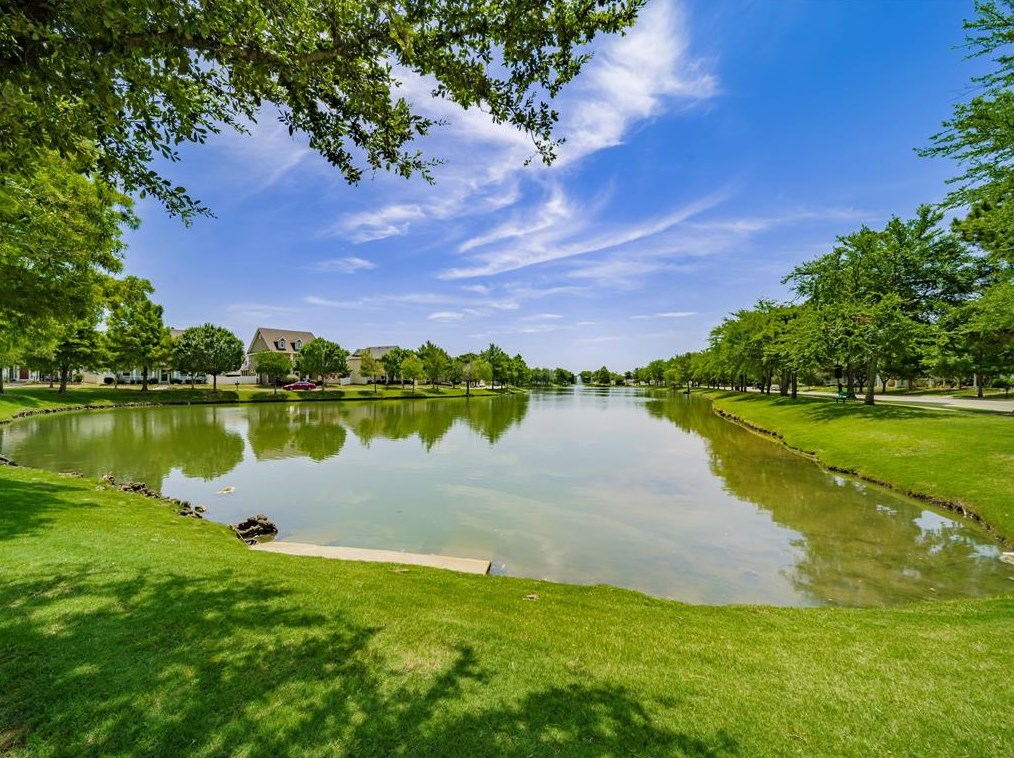 1924 Hartwell Ct, Aubrey, TX 76227