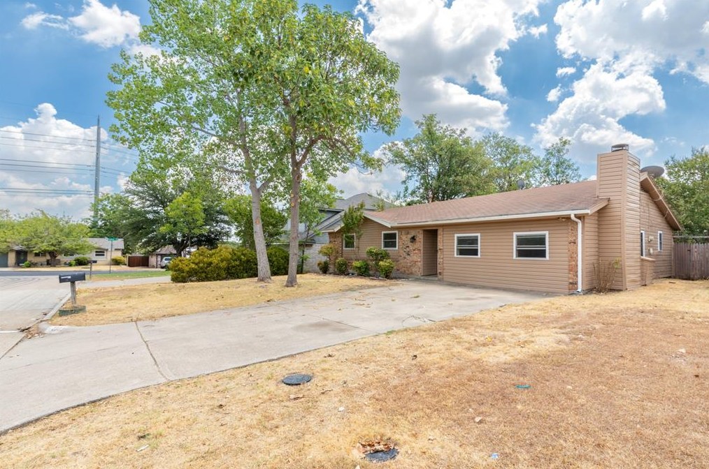 2303 April Ln, Grand Prairie, TX 75050-3017