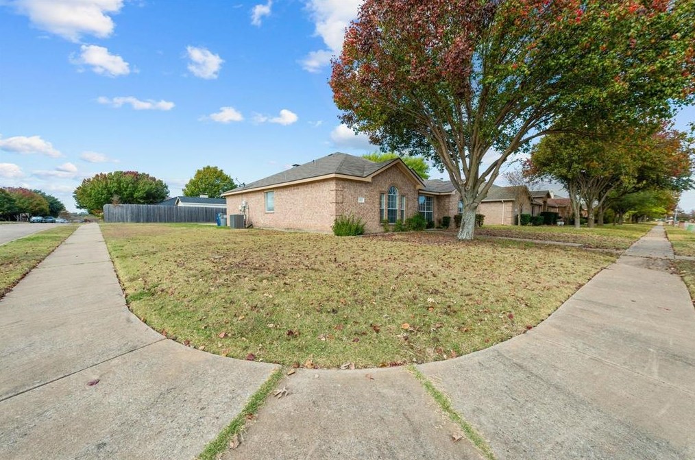 101 N Rolling Meadows Dr, St Paul, TX 75098