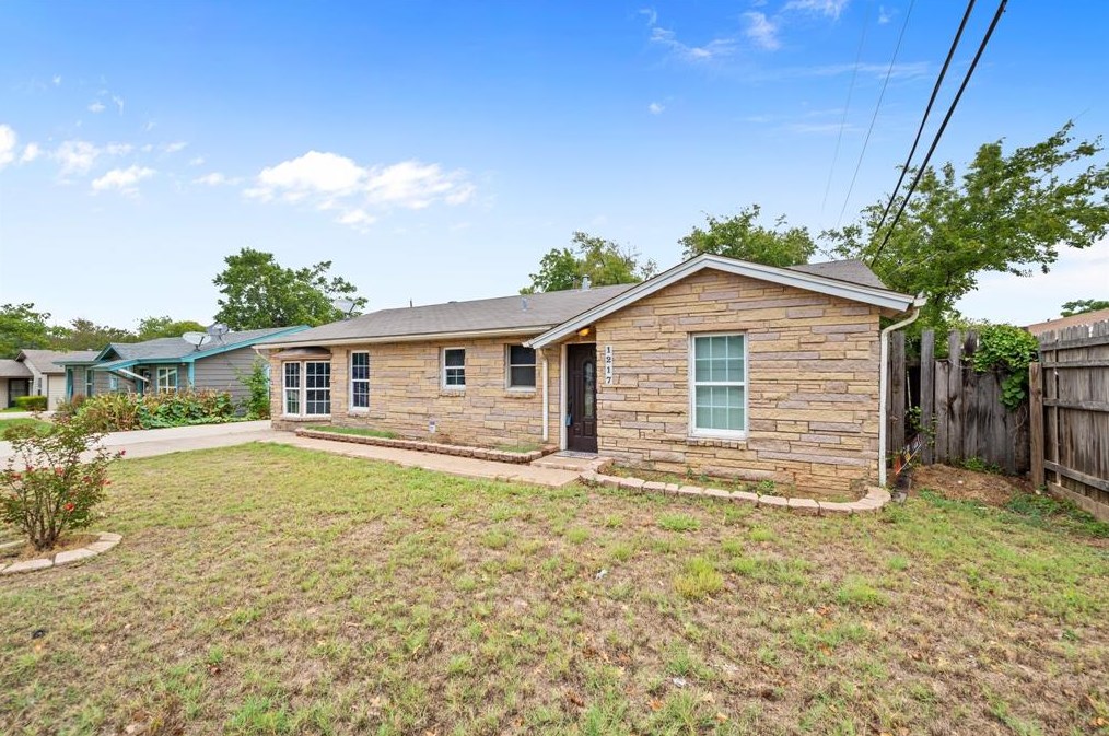 1217 Gibbins Rd, Arlington, TX 76011-5600