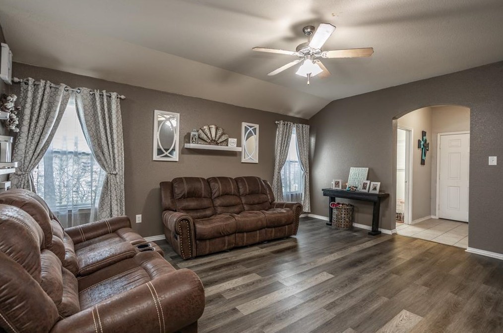417 Glenwood St, Whitesboro, TX 76240-1579