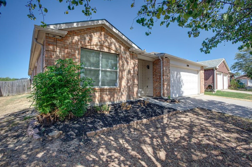 1704 White Feather Ln, Fort Worth, TX 76131