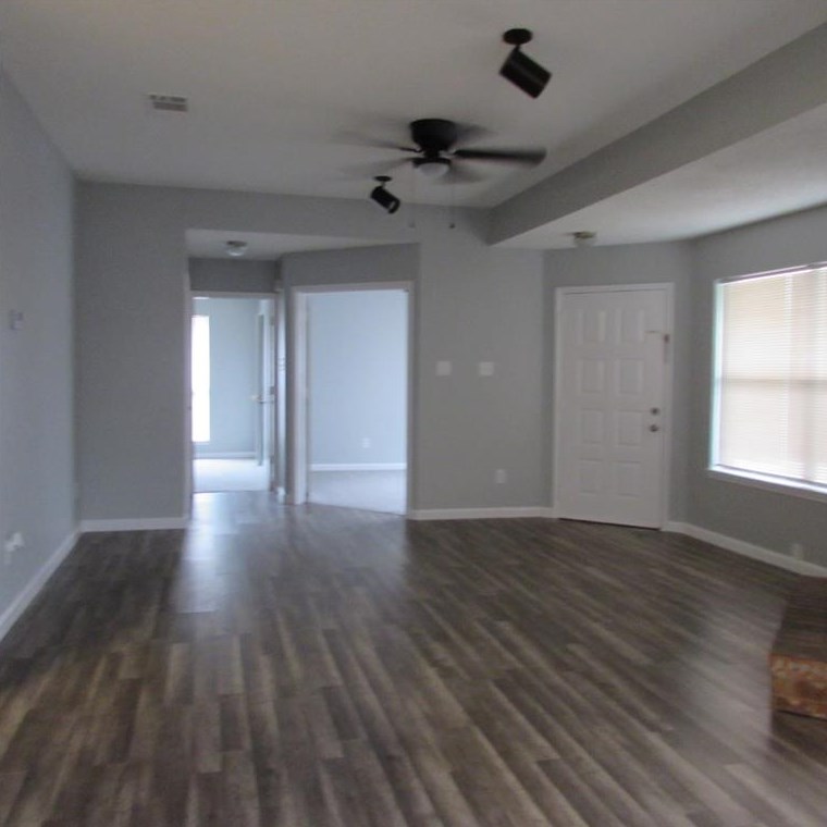 313 Gregory Ln, Grand Prairie, TX 75052-5737