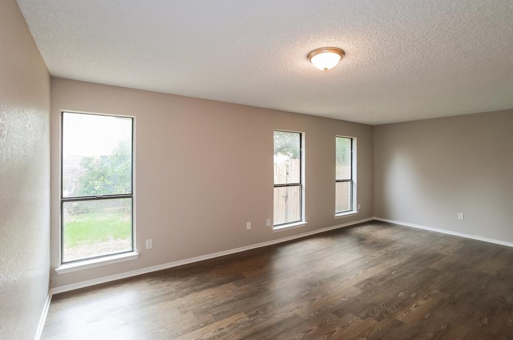 2216 Hollybush Ln, Bedford, TX 76021