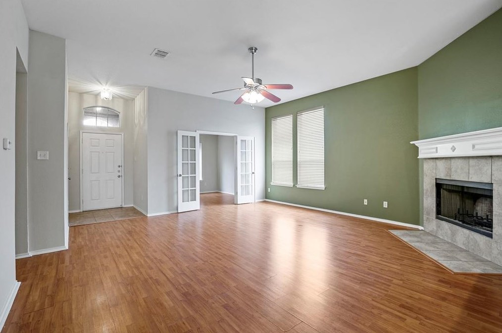 816 Koen Ln, Euless, TX 76040