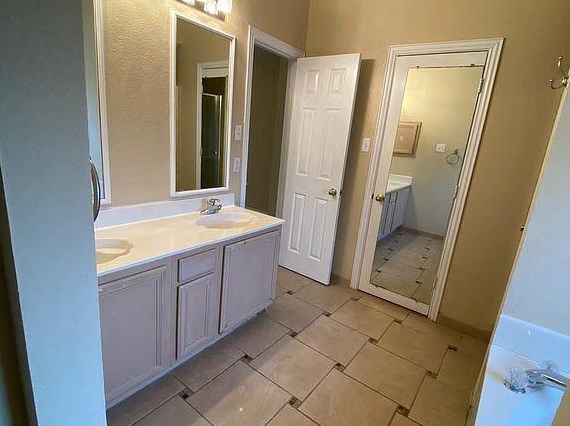 2805 Baze Rd, Euless, TX 76039