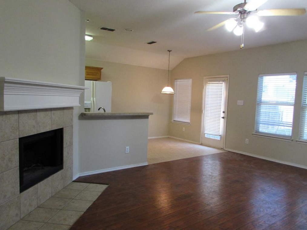 140 Flyaway Ln, Fort Worth, TX 76120