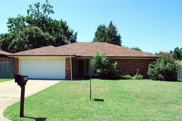 8504 Crestview Dr, Fort Worth, TX 76182