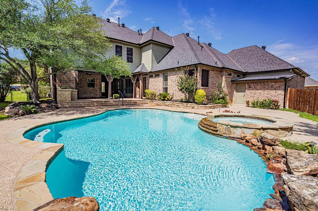 2316 Ember Woods Dr, Roanoke TX  76262-8824 exterior